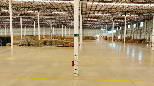 Almac&eacute;n de mercanc&iacute;a en una bodega industrial 