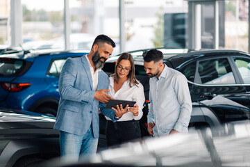 Dealer uses tablet to enhance couple's car purchasing process.