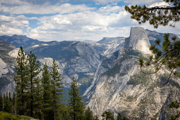Obraz premium Breathtaking view of Yosemite Valley from Sentinel Dome, showcasing iconic granite cliffs, forested slopes, and the vast wilderness of one of America's most beloved national parks.