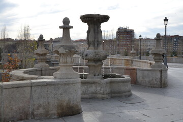 Fototapeta premium Madrid, Espagne, 27 décembre 2015 : Pont de Tolède, pont médiéval en pierre de Madrid et sa fontaine