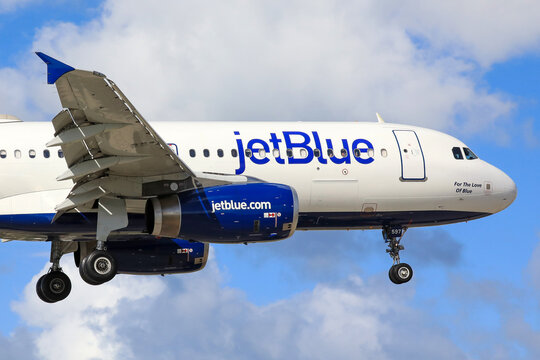 Flugzeug der Airline JetBlue (Fluggesellschaft)