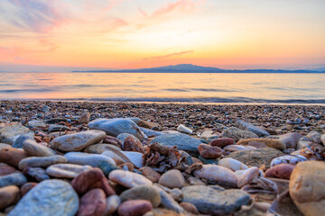 Obraz premium A beach with a large body of water in the background