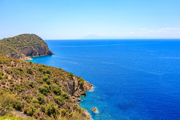 Fototapeta premium A beautiful blue ocean with a rocky shoreline