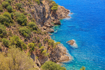 Obraz premium A rocky shoreline with a blue ocean in the background