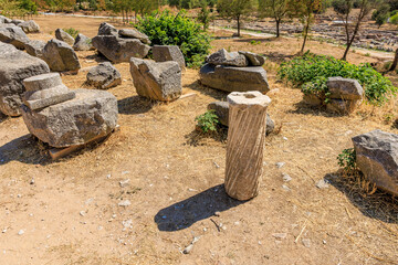 Obraz premium A large pile of rocks and a small stone pillar. Ruins of the ancient city of Philippi, Greece
