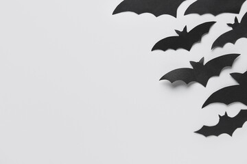 Naklejka premium Black paper bats for Halloween party on grey background
