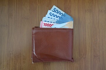 Bron wallet with money