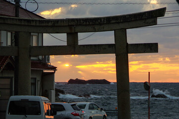 鳥居と夕暮れと海
