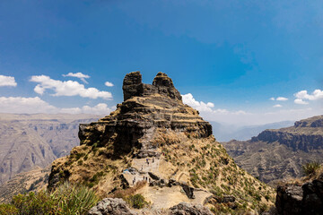 Vista del complejo arqueológico de Wakarapukara en el cañón de Apurímac en Cusco, Perú