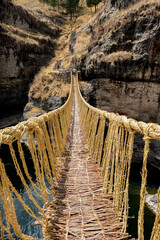 Puente de Queswachaca, puente incaico construido de paja andina en Cusco, Perú