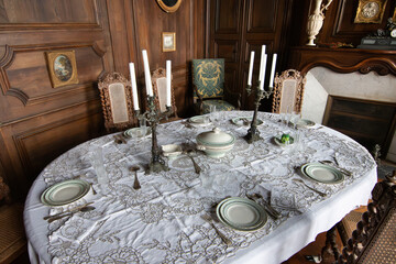 Dressage d'une table dans un château 