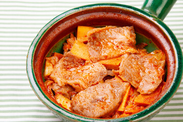 牛バラ肉とキムチの重ね蒸しを土鍋で作る