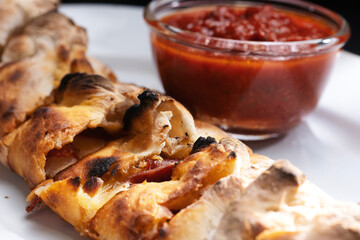 italian stromboli, pizza arrotolata