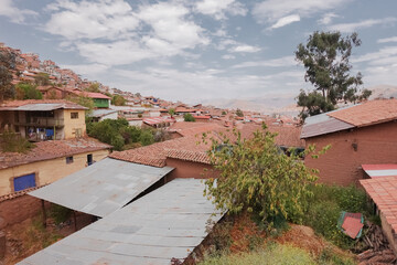 Vista del techo de la ciudad de Cusco con tejas y calaminas desde lo más alto en San Blas