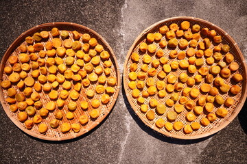 自然そのままのウメを干す 紫蘇で色付けしてない梅干し