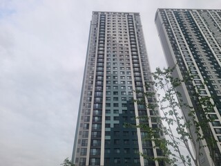 An image explaining the sturdiness of Korean apartments, their high-rise design, and the key points of life.
