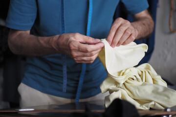 Obraz premium The Hands of a Highly Skilled Tailor are Carefully Sewing Fabric with Great Precision