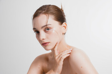 若い欧米人女性のナチュラルでスタイリッシュなスキンケアイメージ