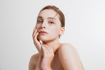 若い欧米人女性のナチュラルでスタイリッシュなスキンケアイメージ