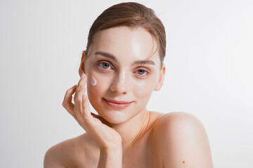 若い欧米人女性のナチュラルでスタイリッシュなスキンケアイメージ