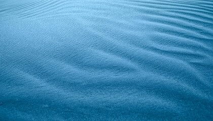 Obraz premium 砂 青 砂紋 自然 テクスチャ 波状 模様 シンプル ミニマル 風景 美しい 滑らか 柔らかい 明るい ナチュラル 風の跡 表面 静けさ 直線 広がり