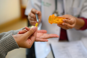 Obraz premium Shot of senior female doctor explaining a prescription to a patient. Healthcare services concept.