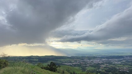 Fototapeta premium cielo, nube, nube, naturaleza, clima, azul, tempestad, celaje, nublado, llover, sol, moreno, verano, alumbrado, blanco, paisaje, atardecer, cubierto, diurna, cielo, dramático, cielo, hermoso, descarga