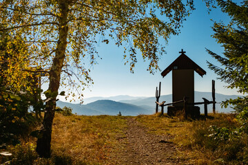 Kapliczka na szczycie góry © Rafal Kot