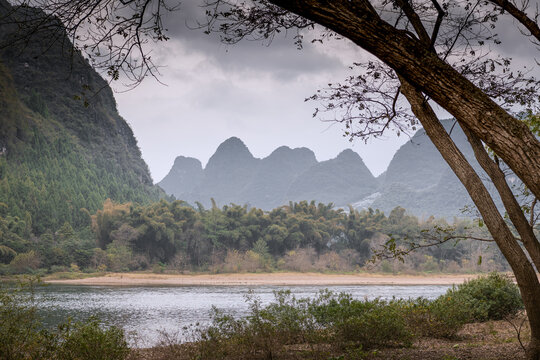 「雲り」の写真素材 | 7,680件の無料イラスト画像 | Adobe Stock