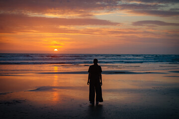 Obraz premium silhouette of a person on the beach at sunset