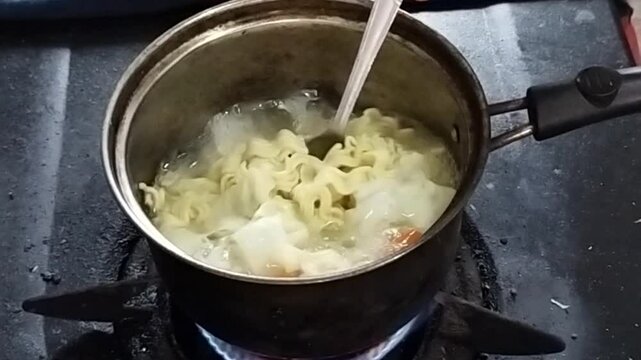 Boil instant noodles in boiling water