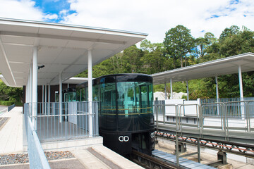 長崎稲佐山スロープカーのホームと列車