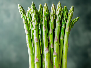 Obraz premium Bunch of fresh asparagus spears with blurred background, healthy vegetable.