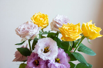 紫と黄色の花束