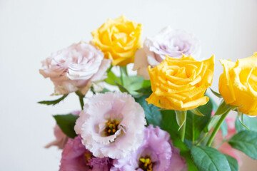 紫と黄色の花束