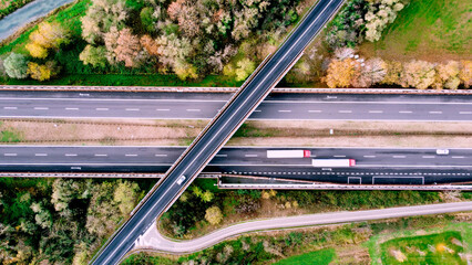 Strada con ponte in autunno
