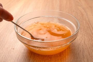 Dissolve orange jelly in water.  Preparation of gelatin desserts.