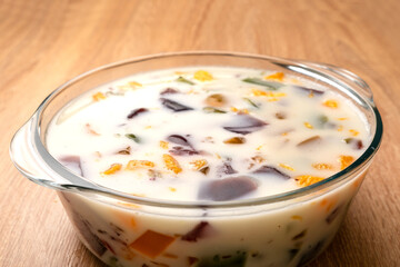 Mix gelatin cubes with milk and yogurt. Preparation of gelatin desserts.