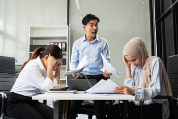 Boss is angry and blames the staff for poor work, the team leader's failure is not satisfied with the report.