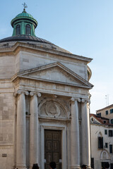 Monument à Venise en fin de journée ensoleillée avec un ciel bleu
