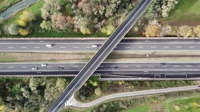 Strada con ponte dall'alto