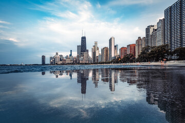 Obraz premium the reflected skyline of chicago