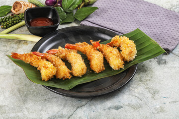 Shrimp tempura with spicy sauce