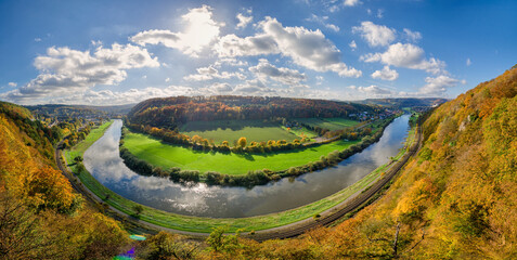 Herbstlicher Panoramablick vom Skywalk ins Wesertal zwischen Bad Karlshafen und Würgassen mit der...