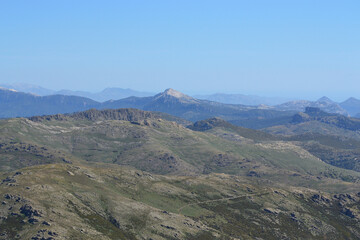 Vedute panoramiche sul sentiero per Punta La Marmora, sui Monti del Gennargentu, sullo sfondo a sinistra il Supramonte, a destra Monte Fumai e Monte Novo San Giovanni