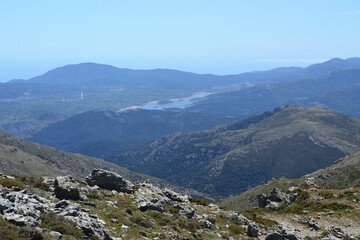 Vedute panoramiche sul sentiero per Punta La Marmora, sui Monti del Gennargentu, sullo sfondo il lago Alto Flumendosa