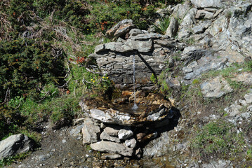 Vedute panoramiche sul sentiero per Punta La Marmora, sui Monti del Gennargentu, sorgente d'acqua