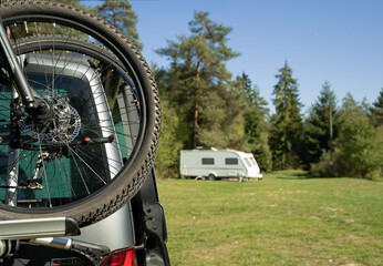 rowery z kamperem na tle krajobrazu górskiego © siwyk