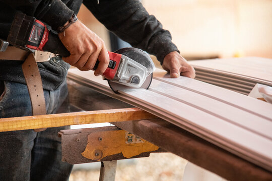 Gros plan d&eacute;tails disqueuse bardage coupe de planche