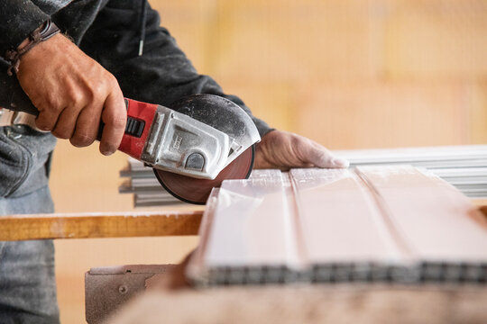 Gros plan d&eacute;tails disqueuse bardage coupe de planche